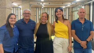 A controladora de Itabirito Daniela Orlandi recebe a equipe da Controladoria de Muriaé
