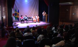 Autoridades presentes à posse de servidores.